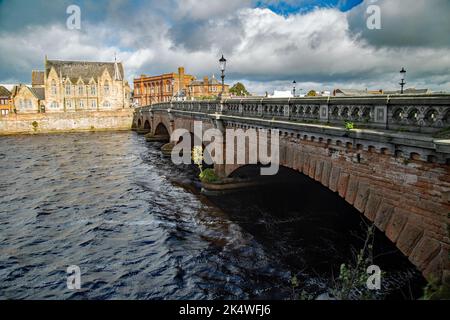 Ayr, Ayrshire, Schottland, September 27. 2022, Besucher können die Sehenswürdigkeiten. Der Brücken über den Fluss Ayr genießen Stockfoto