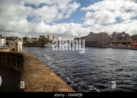 Ayr, Ayrshire, Schottland, September 27. 2022, Besucher können die Sehenswürdigkeiten. Der Brücken über den Fluss Ayr genießen Stockfoto