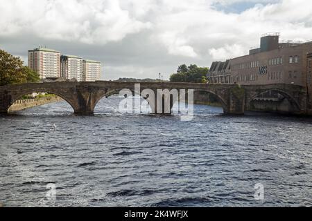 Ayr, Ayrshire, Schottland, September 27. 2022, Besucher können die Sehenswürdigkeiten. Der Brücken über den Fluss Ayr genießen Stockfoto