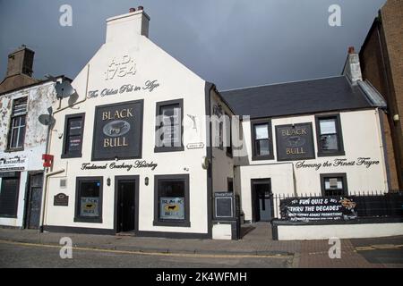 Ayr, Ayrshire, Schottland, September 27. 2022, Blick auf den Black Bull Pub, der angeblich der älteste in Ayr ist. Stockfoto