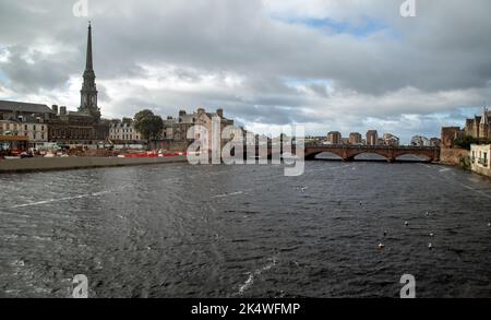 Ayr, Ayrshire, Schottland, September 27. 2022, Besucher können die Sehenswürdigkeiten. Der Brücken über den Fluss Ayr genießen Stockfoto