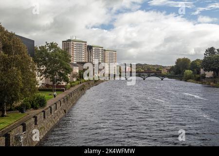 Ayr, Ayrshire, Schottland, September 27. 2022, Besucher können die Sehenswürdigkeiten. Der Brücken über den Fluss Ayr genießen Stockfoto