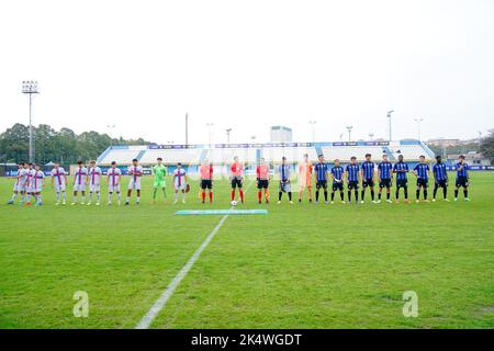 Mailand, Italien. 04. Oktober 2022. Die Teams stehen am 4. Oktober 2022 im Stadio Ernesto Breda, Mailand, Italien, während des UEFA Youth League-Spiels zwischen Inter U-19 und Barcelona U-19 an. Kredit: Giuseppe Maffia/Alamy Live Nachrichten Stockfoto