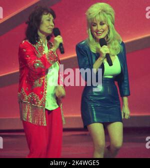 **DATEI FOTO** Loretta Lynn ist verstorben. Loretta Lynn Dolly Parton 1993 Foto von John Barrett/PHOTOlink/MediaPunch Stockfoto