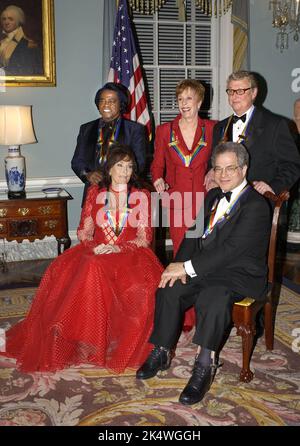 **DATEI FOTO** Loretta Lynn ist verstorben. Heute wurde bekannt gegeben, dass der berühmte Regisseur Mike Nichols am Mittwoch, den 20. November 2014, im Alter von 83 Jahren plötzlich verstorben ist. In diesem Aktenfoto vom 6. Dezember 2003 wird er mit anderen Preisträgern im Uhrzeigersinn von vorne links, der Sängerin Loretta Lynn, dem Sänger James Brown, der Komikerin Carol Burnett, dem Regisseur Mike Nichols, Und Geiger Itzhak Perlman. Quelle: Robert Trippett - Pool via CNP /MediaPunch Stockfoto