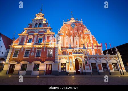 Nachtansicht des Hauses der Schwarzköpfe in Riga, Lettland Stockfoto