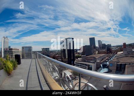 Birmingham Library - The Secret Garden im 7.. Stock der Library, Birmingham UK - mit herrlichem Blick auf die Stadt. Mit dem ICC, der Symphony Hall, Stockfoto