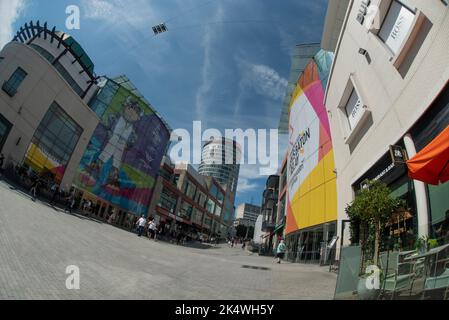 Birmingham City Centre, UK die Stierkampfarena und Rotunda - hinauf zur High Street, vorbei am Einkaufszentrum. Stockfoto