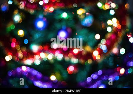 Helle, farbige Defokussierungsleuchten. Festliche Weihnachten Hintergrund. Mehrfarbiger Bokeh, verschwommener Hintergrund. Stockfoto