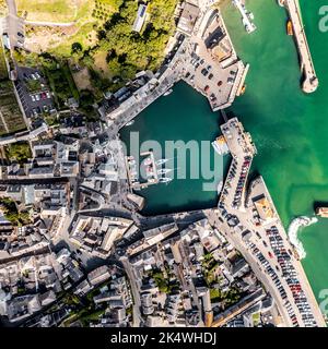 Eine von oben nach unten gerichtete Luftlandschaft des beliebten Touristenziels Padstow in Cornwall mit Hafen und Tourismusviertel Stockfoto