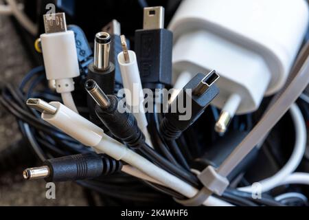 Schwerin, Deutschland. 04. Oktober 2022. Ein Paket verschiedener Ladekabel für elektrische Geräte wie Mobiltelefone oder Laptops. Ab 2024 soll es in der EU einheitliche Ladekabel geben. Das EU-Parlament hat dem einheitlichen USB-C-Ladestandard für Smartphones und viele andere Geräte seine endgültige Zustimmung erteilt. Quelle: Jens Büttner/dpa/Alamy Live News Stockfoto