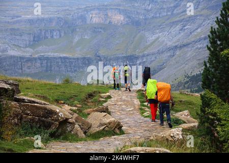 PYRENÄEN, SPANIEN - 25. SEPTEMBER 2021: Backpacker genießen einen Wanderweg im Nationalpark Ordesa y Monte Perdido in den Pyrenäen. Stockfoto