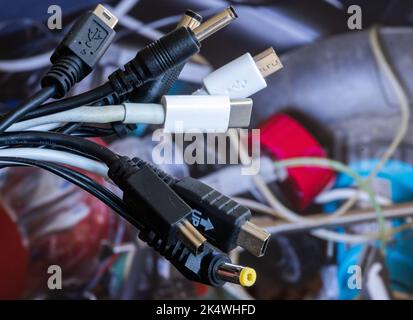Schwerin, Deutschland. 04. Oktober 2022. Ein Paket verschiedener Ladekabel für elektrische Geräte wie Mobiltelefone oder Laptops. Ab 2024 soll es in der EU einheitliche Ladekabel geben. Das EU-Parlament hat dem einheitlichen USB-C-Ladestandard für Smartphones und viele andere Geräte seine endgültige Zustimmung erteilt. Quelle: Jens Büttner/dpa/Alamy Live News Stockfoto