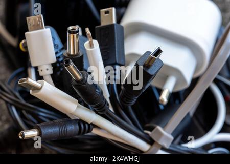 Schwerin, Deutschland. 04. Oktober 2022. Ein Paket verschiedener Ladekabel für elektrische Geräte wie Mobiltelefone oder Laptops. Ab 2024 soll es in der EU einheitliche Ladekabel geben. Das EU-Parlament hat dem einheitlichen USB-C-Ladestandard für Smartphones und viele andere Geräte seine endgültige Zustimmung erteilt. Quelle: Jens Büttner/dpa/Alamy Live News Stockfoto