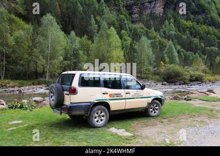 PYRENÄEN, SPANIEN - 25. SEPTEMBER 2021: Nissan Pathfinder SUV der Nationalpark-Ranger im Nationalpark Ordesa y Monte Perdido in den Pyrenäen. Stockfoto