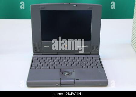 TERRASSA, SPANIEN - 6. OKTOBER 2021: Alter Apple Macintosh PowerBook historischer Laptop-Computer, hergestellt in den Jahren 1992-1997. Stockfoto