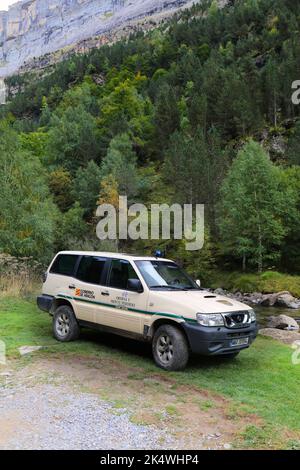 PYRENÄEN, SPANIEN - 25. SEPTEMBER 2021: Nissan Pathfinder SUV der Nationalpark-Ranger im Nationalpark Ordesa y Monte Perdido in den Pyrenäen. Stockfoto