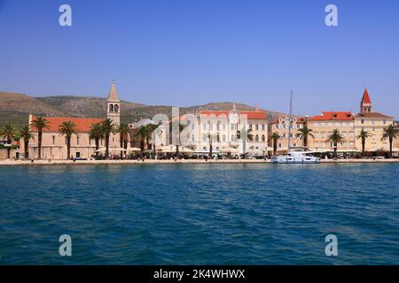 TROGIR, KROATIEN - 23. JUNI 2021: Stadtansicht von Trogir, Kroatien. Trogir ist eine mittelalterliche Stadt in Dalmatien, die zum UNESCO-Weltkulturerbe gehört. Stockfoto