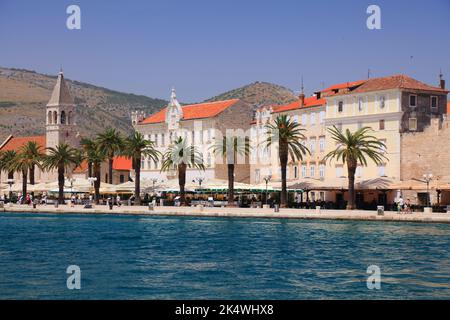 TROGIR, KROATIEN - 23. JUNI 2021: Mittelalterliche Stadtansicht von Trogir, Kroatien. Trogir ist eine mittelalterliche Stadt in Dalmatien, die zum UNESCO-Weltkulturerbe zählt Stockfoto