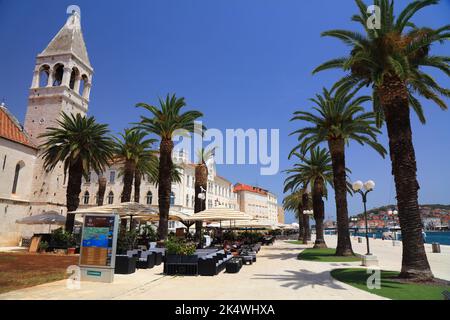 TROGIR, KROATIEN - 23. JUNI 2021: Touristen besuchen die Altstadt von Trogir, Kroatien. Trogir ist eine mittelalterliche Stadt in Dalmatien, die zum UNESCO-Weltkulturerbe zählt Stockfoto