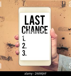 Konzeptionelle Darstellung Letzte Chance. Geschäftskonzept eine letzte Chance, die einer Person mit einem unsicheren Ausgang gegeben wird Stockfoto