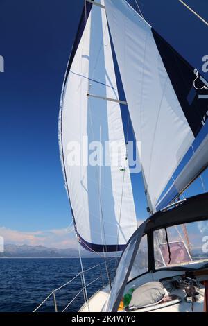 Segeln in der Adria. Segelyacht-Charter in Kroatien. Stockfoto