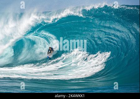 SURFING der Amerikaner/Hawaianer Bruce Irons (Bruder des legendären Surfers Andy Irons) tow-in Surf im Teahupoo, während eines großen Wellengangs am 11. September 2014 im Teahupoo in Tahiti, Französisch-Polynesien - Foto: Julien Girardot/DPPI/LiveMedia Stockfoto