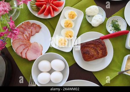 Osterfrühstückstisch in Polen. Osterkost in Europa. Ostern in Polen - Wielkanoc. Stockfoto