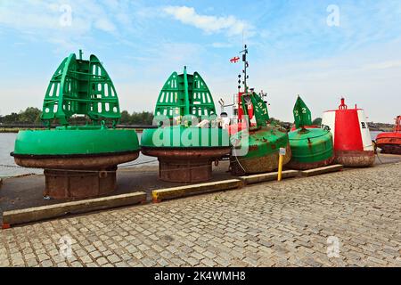 Rote (Port) und grüne (Starboard) Chanel-Navigationsmarkierungsbojen, die am Purfleet Quay in King's Lynn, Norfolk, Großbritannien, gelagert wurden Stockfoto