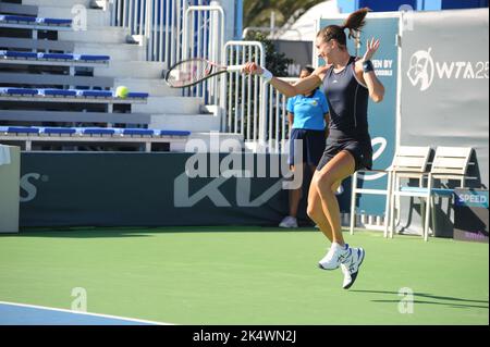 Monastir, Tunesien. 4. Oktober 2022. Petra Martic in Aktion.Petra Martic (CRO) gegen Linda Fruhvirtova (CZE) während des Jasmin Open Tunisia Tennisturniers (WTA 250) in Monastir in der Sahel (160km südöstlich von Tunis) vom 1. Bis 9. Oktober 2022.Petra Martic gewinnt 2/0. (Bild: © Chokri Mahjoub/ZUMA Press Wire) Stockfoto