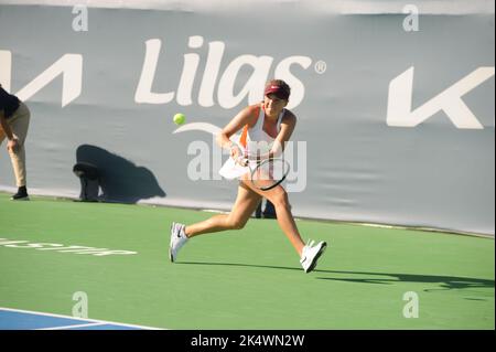 Monastir, Tunesien. 4. Oktober 2022. Linda Fruhvirtova in Aktion.Petra Martic (CRO) gegen Linda Fruhvirtova (CZE) während des Jasmin Open Tunisia Tennisturniers (WTA 250) in Monastir in der Sahelzone (160km südöstlich von Tunis) vom 1. Bis 9. Oktober 2022.Petra Martic gewinnt 2/0. (Bild: © Chokri Mahjoub/ZUMA Press Wire) Stockfoto