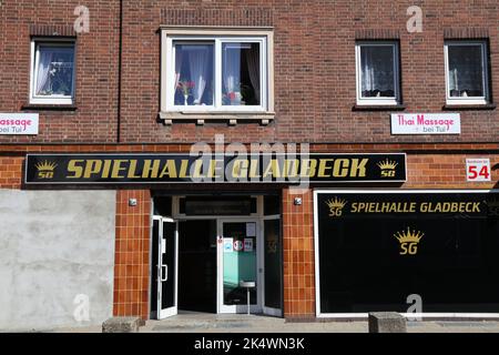 GLADBECK, DEUTSCHLAND - 20. SEPTEMBER 2020: Spielhalle Spielhalle in Deutschland. 2018 hatten fast 9,000 Standorte in Deutschland die Spielhalle-Lizenz (amu Stockfoto