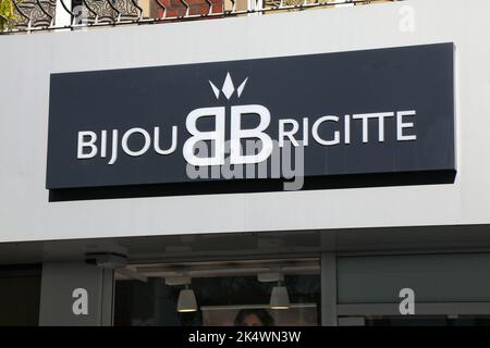 GLADBECK, DEUTSCHLAND - 20. SEPTEMBER 2020: Schild des Bijou Brigitte Juwelierhauses in Gladbeck, Deutschland. Die Marke Bijou Brigitte ist auf Schmuck und Mode spezialisiert Stockfoto