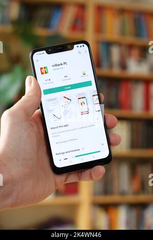 WARSCHAU, POLEN – 29. JANUAR 2021: Benutzer installiert die mBank Online-Banking-App auf einem Android-Betriebssystem, einem Smartphone der Marke Xiaomi. Stockfoto