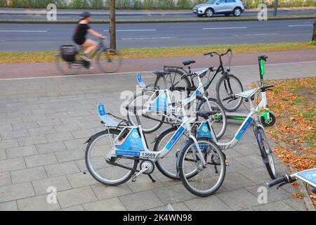 KÖLN, DEUTSCHLAND - 21. SEPTEMBER 2020: FordPass Bike parkte Fahrräder zur Miete in Köln. FordPass ist eine Fahrrad-Sharing-App mit Handy. Stockfoto