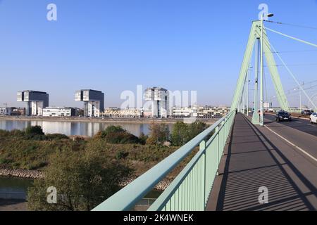 KÖLN, DEUTSCHLAND - 22. SEPTEMBER 2020: Rheinauhafen von der Severins-Brücke in Köln aus gesehen. Das ehemalige Hafengebiet wurde im Stadtregner sanierte Stockfoto