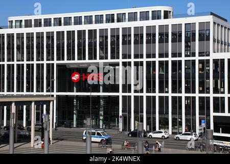 KÖLN, DEUTSCHLAND - 21. SEPTEMBER 2020: Menschen gehen durch die Zentrale der HRS-Gruppe in Köln. HRS ist ein Reiseunternehmen, das Marken wie Hote besitzt Stockfoto