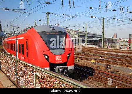 KÖLN, DEUTSCHLAND - 22. SEPTEMBER 2020: Regionalzug der Deutschen Bahn ab Hauptbahnhof in Köln. Stockfoto