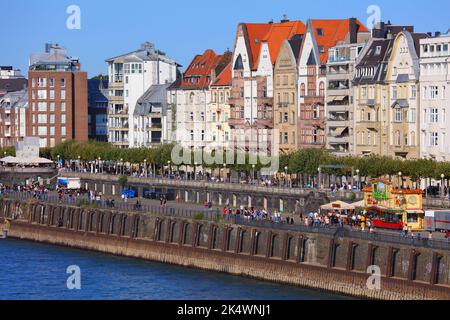 DÜSSELDORF, DEUTSCHLAND - 19. SEPTEMBER 2020: Menschen besuchen Rheinufer in Düsseldorf, Deutschland. Düsseldorf ist die 7. Größte Stadt Deutschlands Stockfoto
