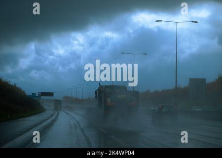 Starker Regen und schlechte Sicht für Autos und Lastwagen machen die Autobahn M25 besonders gefährlich für das Fahren, großbritannien Stockfoto