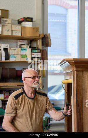 Antike Tischelenöle Ein barockes Walnusskabinett in seiner Werkstatt. Russikon, Schweiz Stockfoto