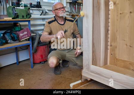 Antike Tischelenöle Ein barockes Walnusskabinett in seiner Werkstatt. Russikon, Schweiz Stockfoto