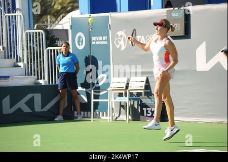 Monastir, Tunesien. 4. Oktober 2022. Linda Fruhvirtova in Aktion.Petra Martic (CRO) gegen Linda Fruhvirtova (CZE) während des Jasmin Open Tunisia Tennisturniers (WTA 250) in Monastir in der Sahelzone (160km südöstlich von Tunis) vom 1. Bis 9. Oktober 2022.Petra Martic gewinnt 2/0. (Bild: © Chokri Mahjoub/ZUMA Press Wire) Stockfoto