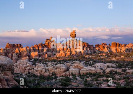 Santa Claus Rock and the Needles im Needles District des Canyonlands National Park, Utah. Stockfoto