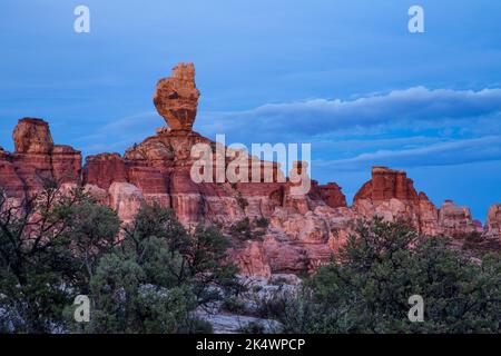 Santa Claus Rock, eine Cedar Mesa Sandsteinformation im Needles District des Canyonlands National Park, Utah. Stockfoto