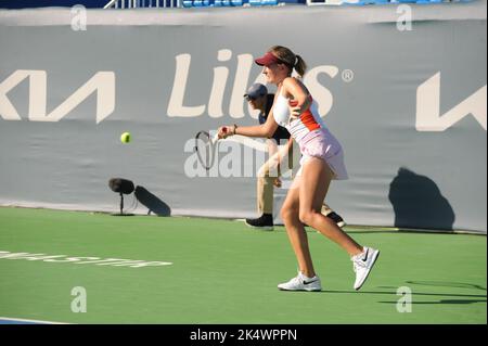 Monastir, Tunesien. 4. Oktober 2022. Linda Fruhvirtova in Aktion.Petra Martic (CRO) gegen Linda Fruhvirtova (CZE) während des Jasmin Open Tunisia Tennisturniers (WTA 250) in Monastir in der Sahelzone (160km südöstlich von Tunis) vom 1. Bis 9. Oktober 2022.Petra Martic gewinnt 2/0. (Bild: © Chokri Mahjoub/ZUMA Press Wire) Stockfoto