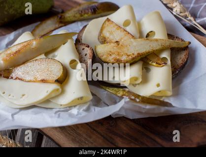 Käse- und Obstsandwich mit edam-Käse, gerösteten Birnen und geröstetem Sauerteig Stockfoto