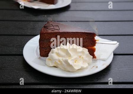 Sachertorte. Berühmter österreichischer Schokoladenkuchen mit Aprikosenmarmelade. Wiener Delikatesse. Stockfoto