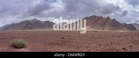 Panoramablick auf die hochgelegene rote Wüste auf dem Pamir Highway zwischen Murghab und AK Baital Pass, Gorno-Badakshan, Tadschikistan Stockfoto