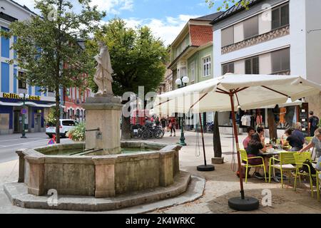 BAD ISCHL, ÖSTERREICH - 2. AUGUST 2022: Menschen besuchen die Innenstadt von Bad Ischl im Salzkammergut. Bad Ischl ist ein Kurort und ein beliebter Tourist Stockfoto